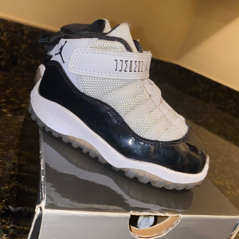 New in box toddler jordan 11 concord retro size 5.5